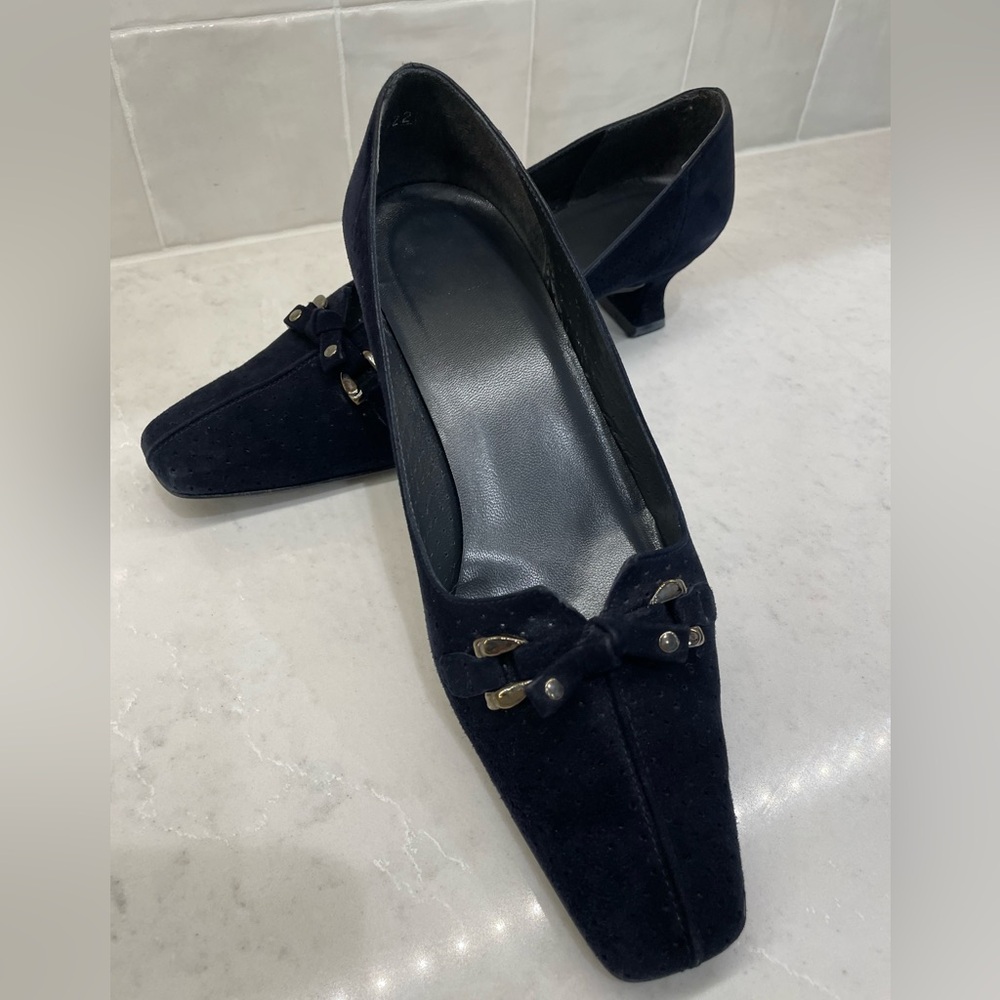 EUC Stuart Weitzman Navy Suede Shoes with 1.75”Heel